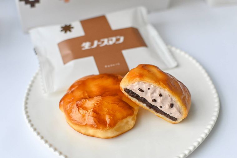 お皿にのったチョコが入ったお菓子