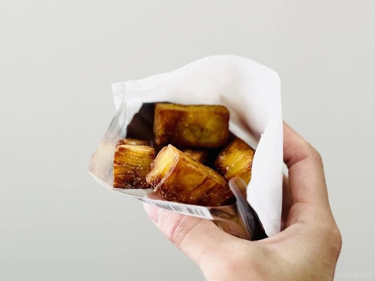 ローソンのミルフィーユポテト さつまいもを手で持っている様子