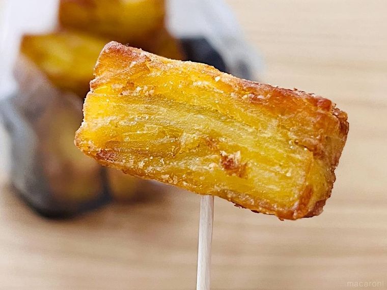 ローソンのミルフィーユポテト さつまいもをつまようじで刺した様子