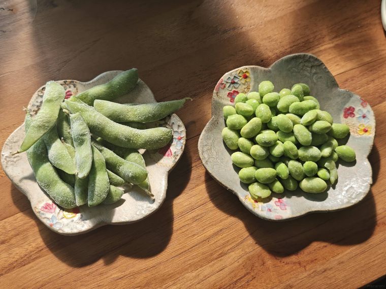 冷凍塩味枝豆とむき枝豆が机の上に置いてある