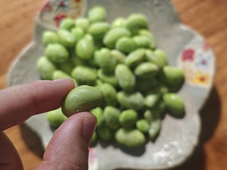 むき枝豆を持った様子