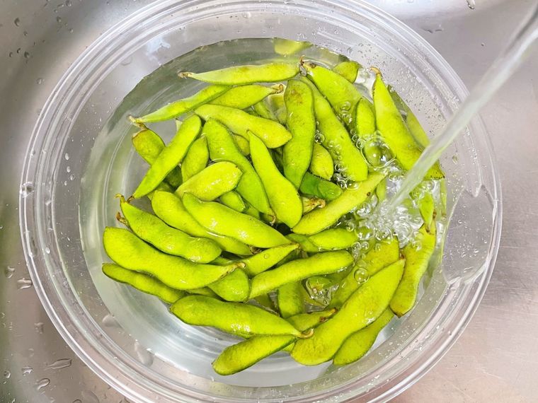 枝豆を水で洗う様子