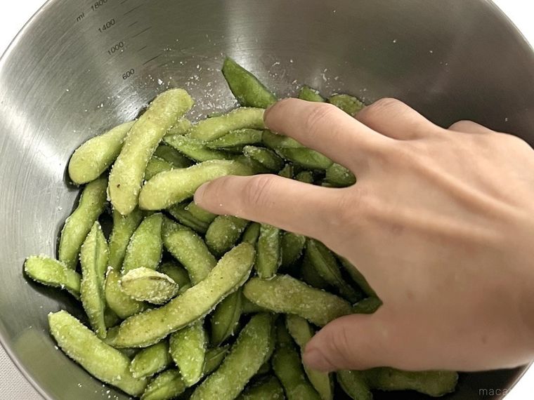 枝豆を塩もみしている様子