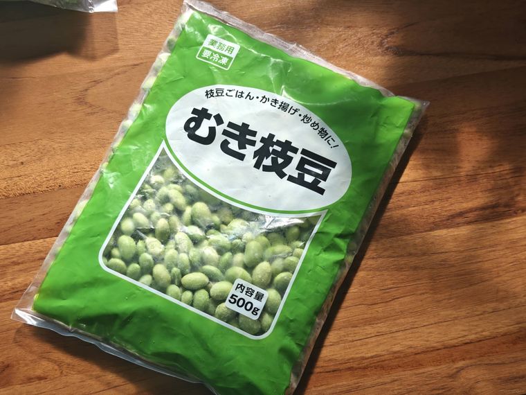 むき枝豆が机の上に置いてある