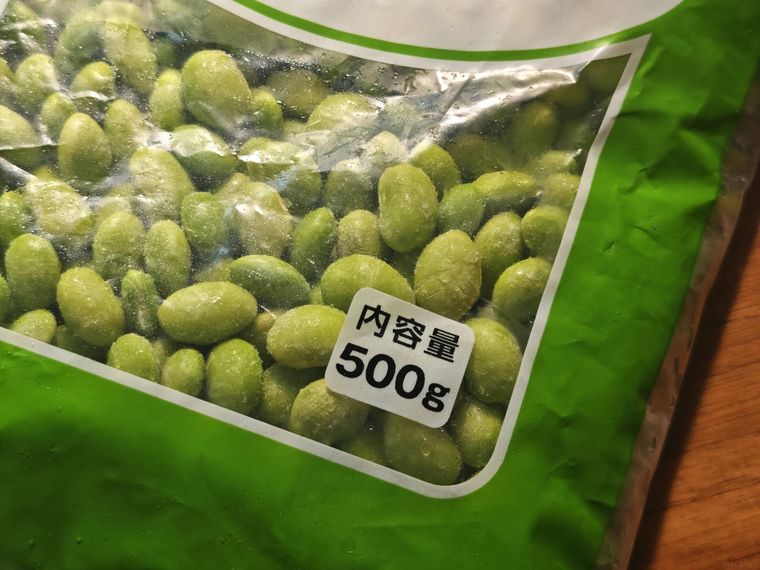 むき枝豆が机の上に置いてある