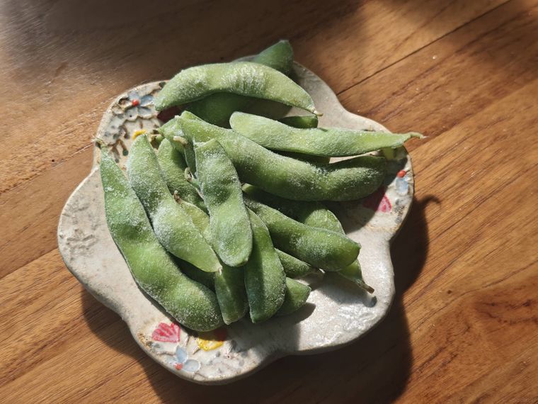 冷凍塩味枝豆を袋から出した様子