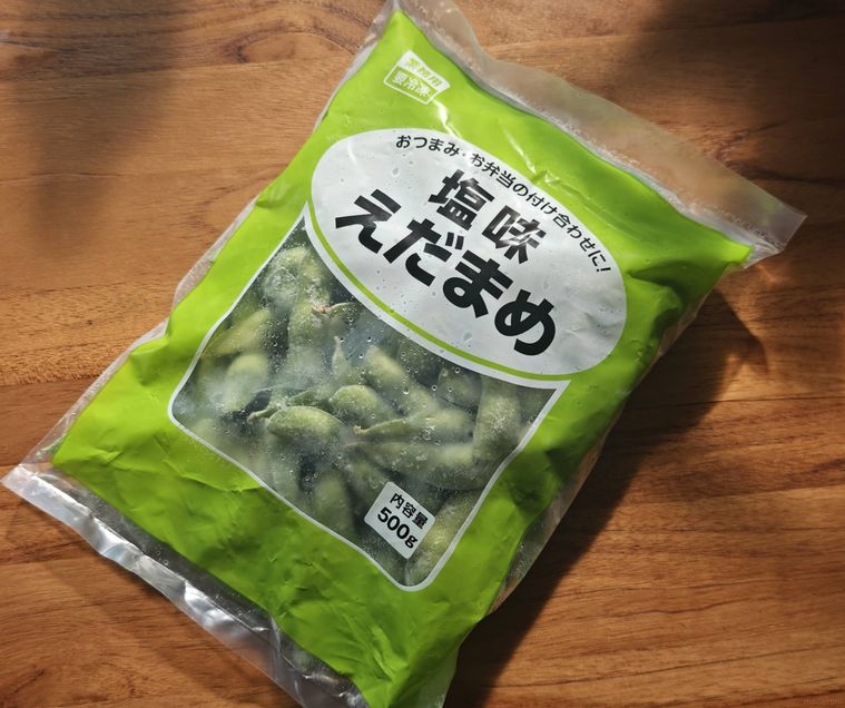 冷凍塩味枝豆が机の上に置いてある
