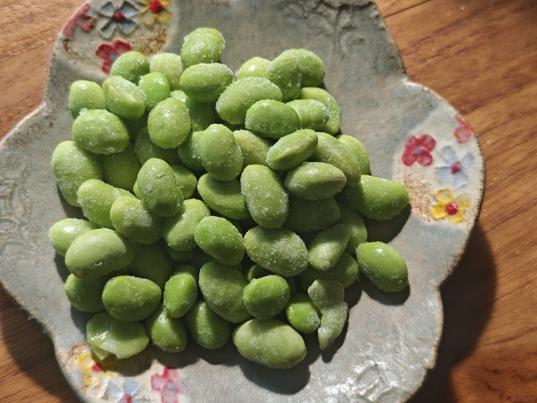 むき枝豆を袋から出した様子