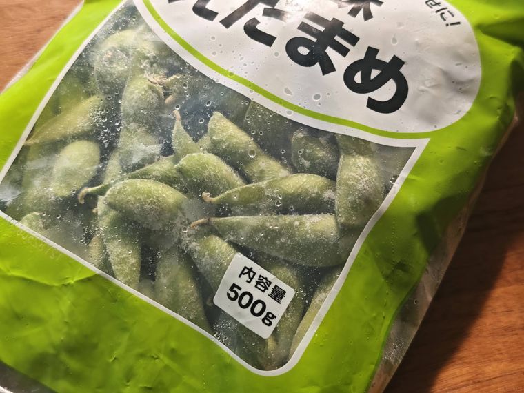 冷凍塩味枝豆が机の上に置いてある