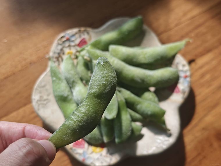 冷凍塩味枝豆を持っている様子