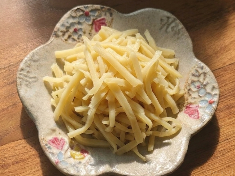 細切りたけのこを袋から出した様子