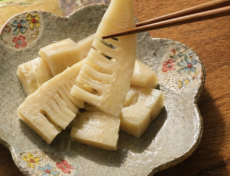 水煮たけのこを食べようとしている様子