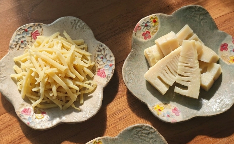 業務スーパーの水煮たけのこと細切りたけのこが机の上に置いてある