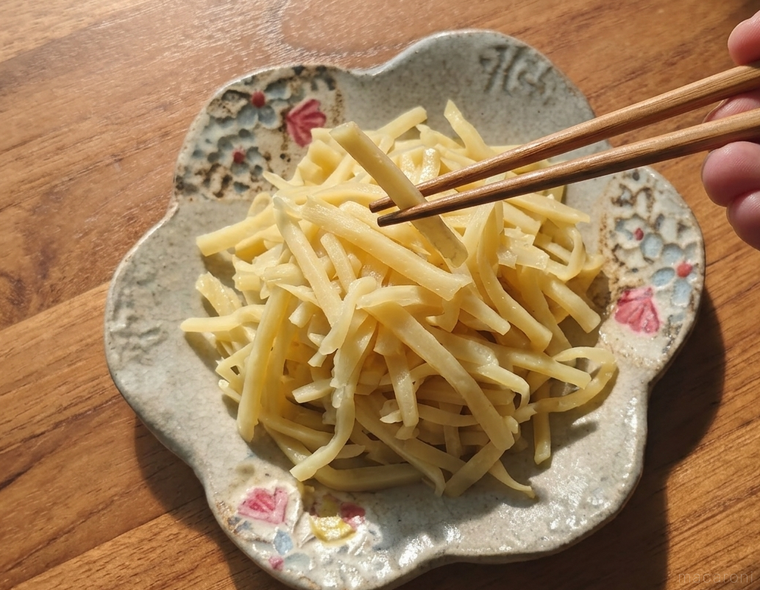 細切りたけのこを持っている様子
