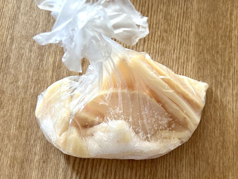 塩漬けしたたけのこを冷凍用の袋に入れたところ