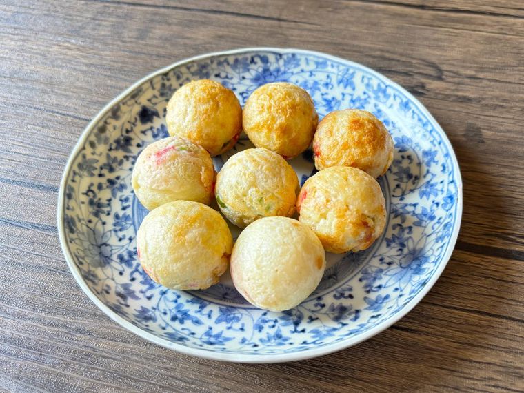 和皿に盛られた米粉たこ焼き