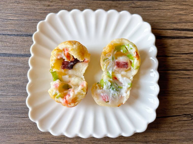 四角の白色の皿に盛られたたこ焼きの成功例と失敗例