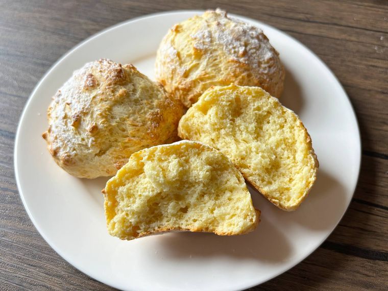 白色の皿に盛られたホットケーキミックス豆腐パン