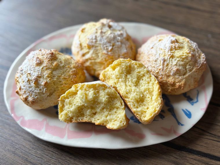 楕円の皿に盛られた豆腐パン