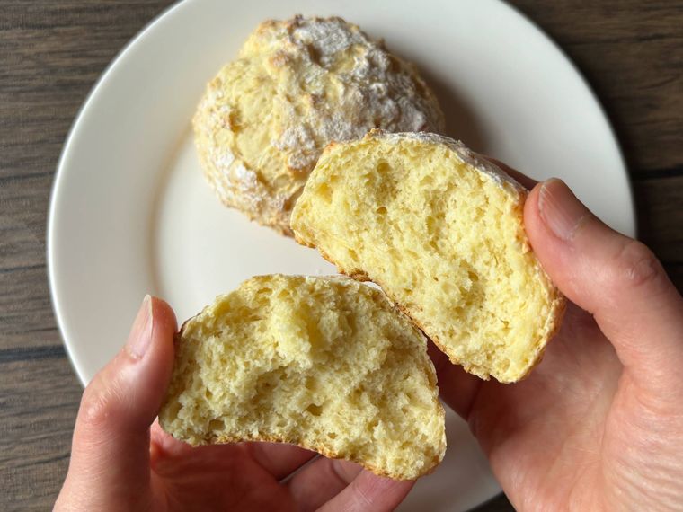 ホットケーキミックス豆腐パンを手で割った様子