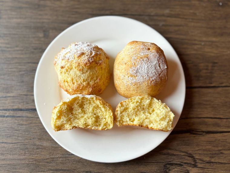 丸皿に並べた成功例と失敗例の豆腐パン