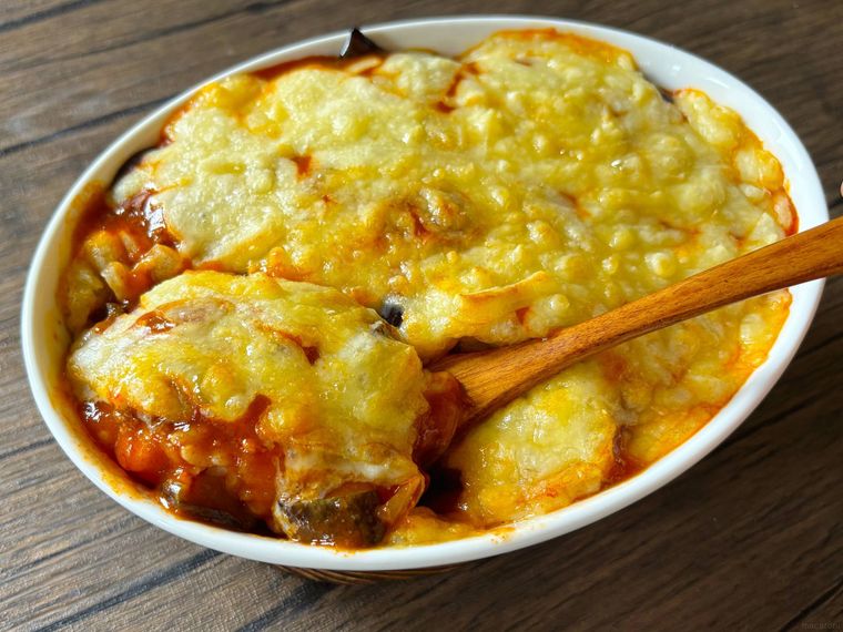 白色のグラタン皿に入ったなすのミートチーズドリア