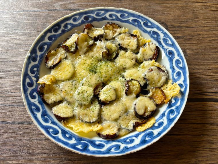 青色の和皿に盛られたなすのチーズカリカリ焼き