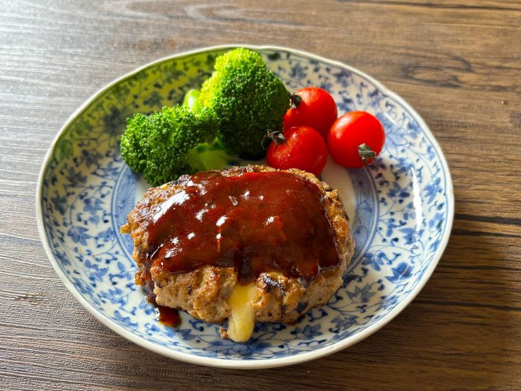 和皿に盛られたなすのチーズインハンバーグ