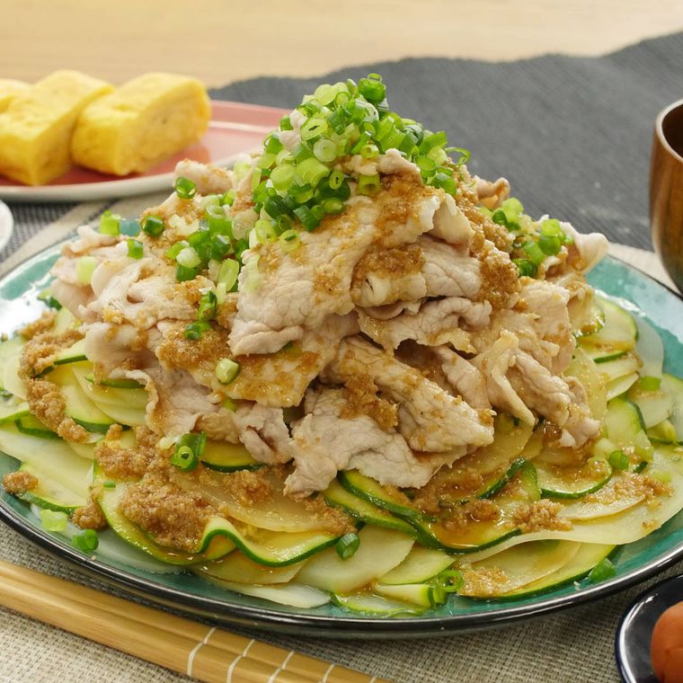 豚肉とじゃがいもの冷しゃぶが盛られた大きな平皿