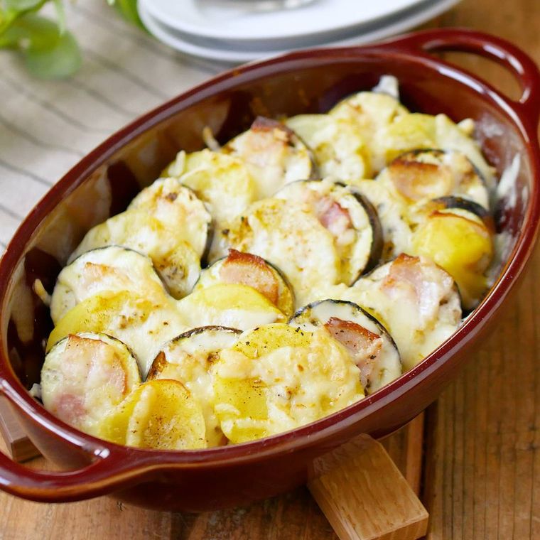 なすとじゃがいものチーズ焼きが入っているグラタン皿