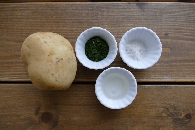 じゃがいもスライス青のり炒めの材料が並ぶ木製テーブル