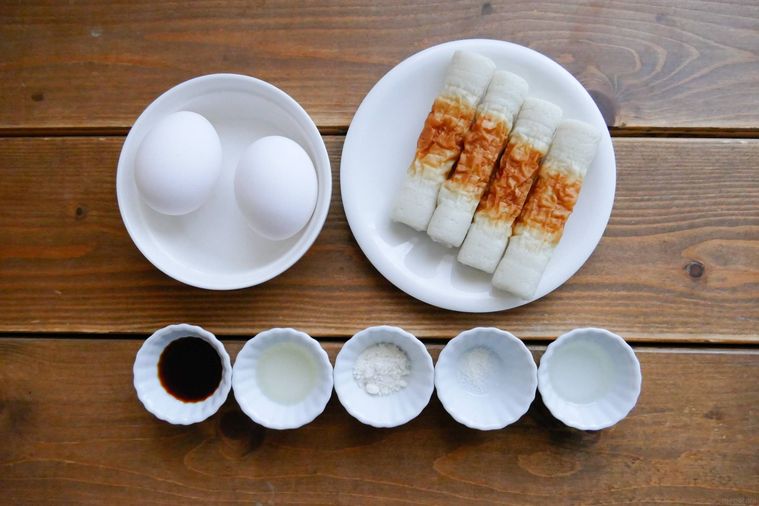 ちくわと卵のふわとろ炒めの材料が並ぶ木製テーブル