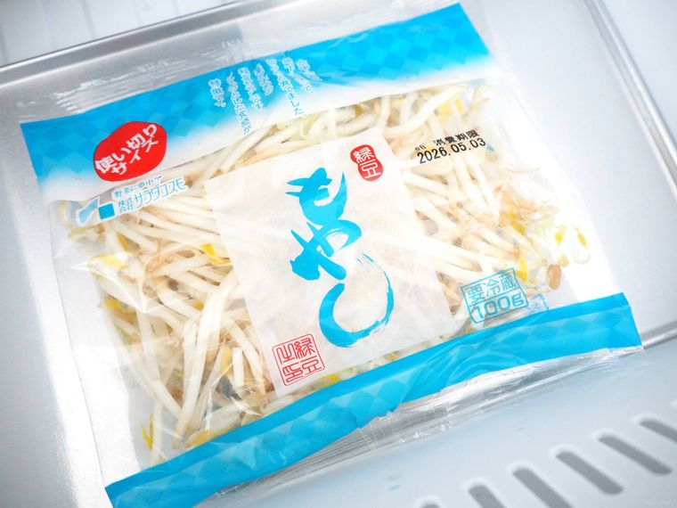 冷凍庫でもやしを袋ごと冷凍している様子