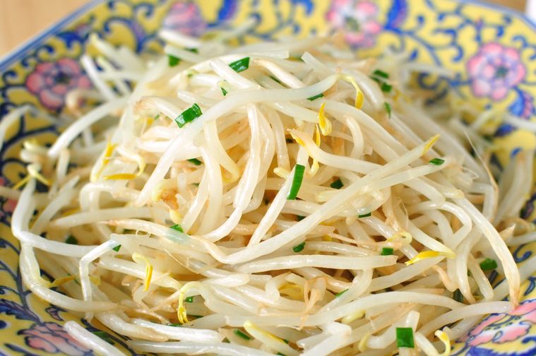 皿に盛り付けられたもやし炒め