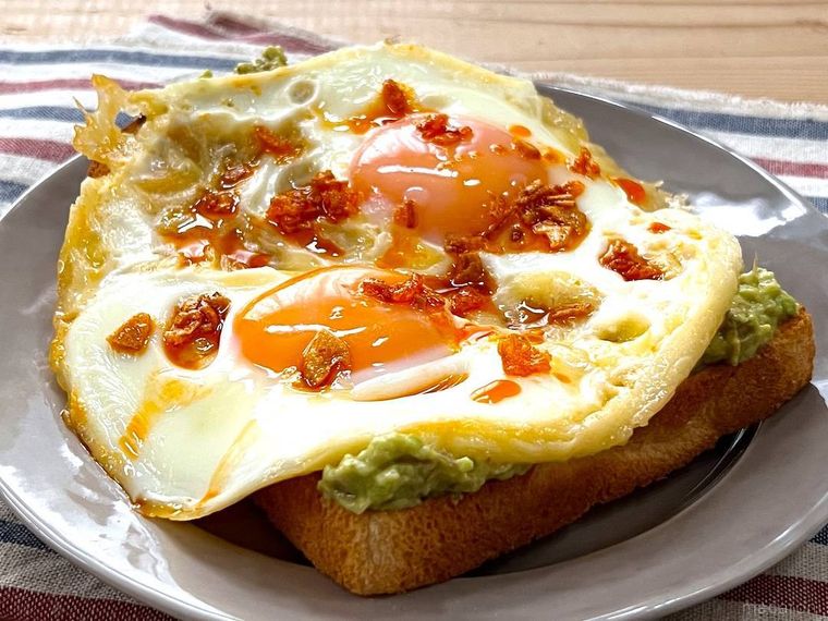 アボカドトーストにホットハニーエッグをのせた様子