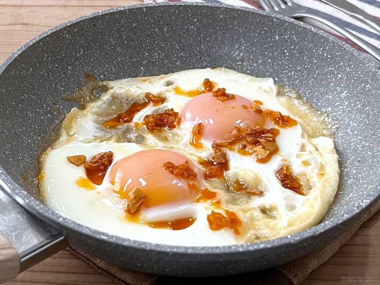 ホットハニーエッグが入ったフライパン