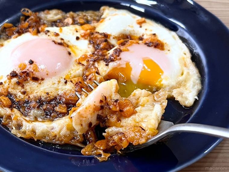 ホットハニーエッグをフォークですくっている様子