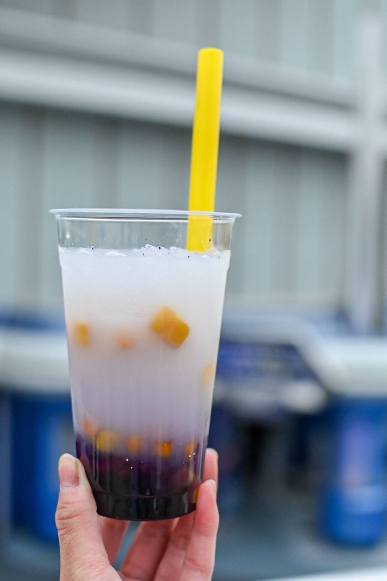 ドリンクを持っているところ