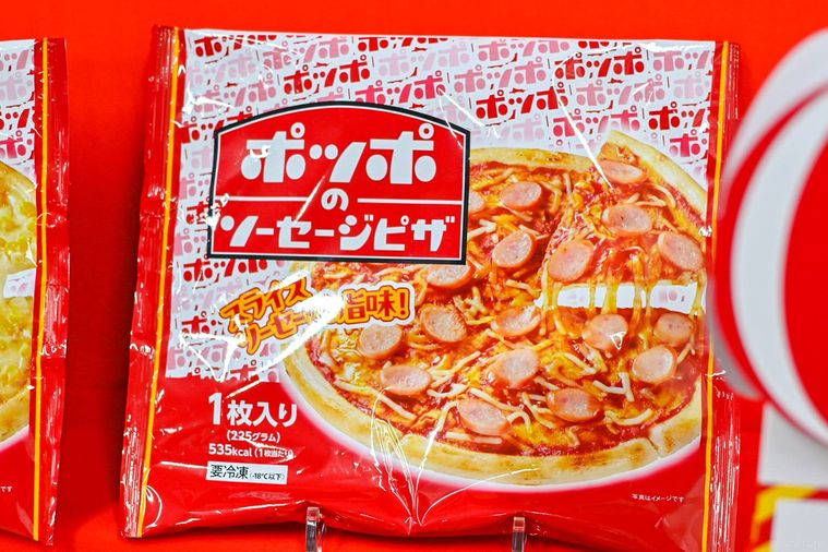 冷凍のソーセージピザのパッケージ