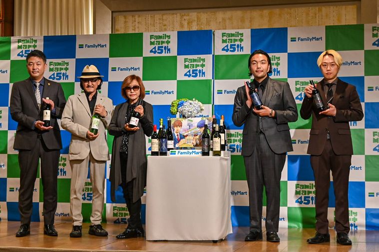 ワインの発表会のゲスト集合カット