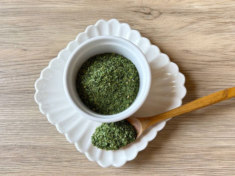 白色の器に入ったパセリ