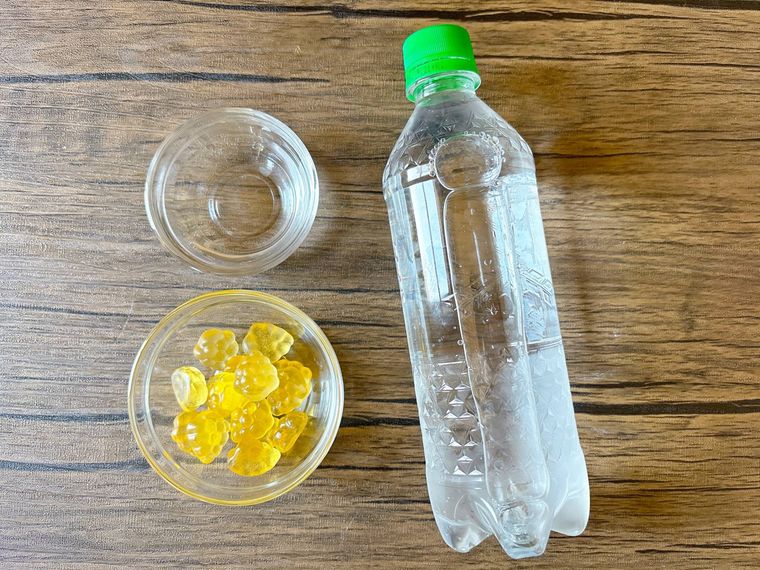 炭酸水、グミ、水