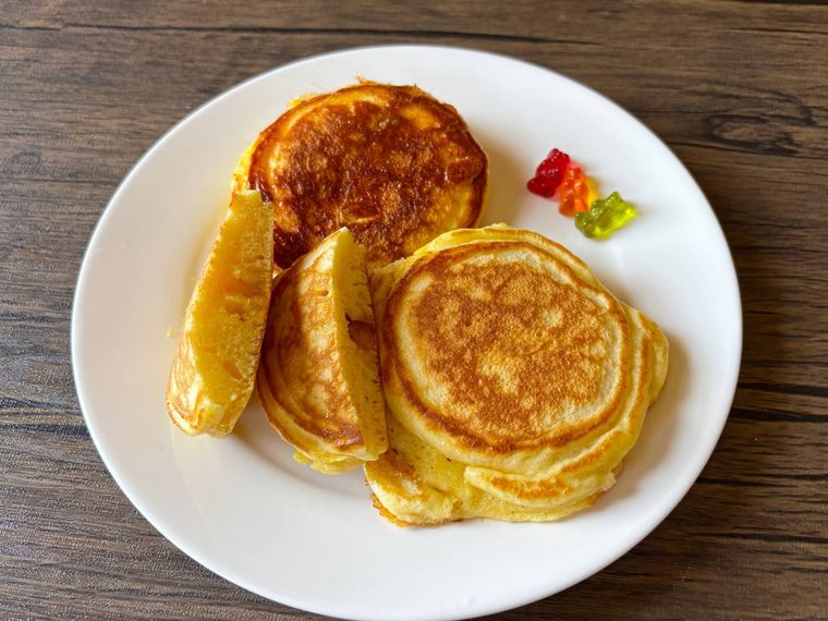 白色の丸皿に盛られたグミ入りホットケーキ