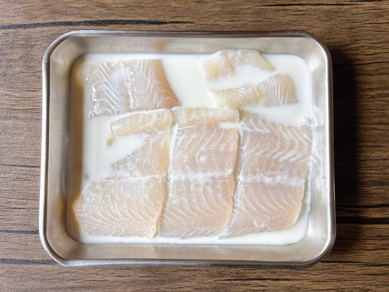 パンガシウスを牛乳に浸す様子