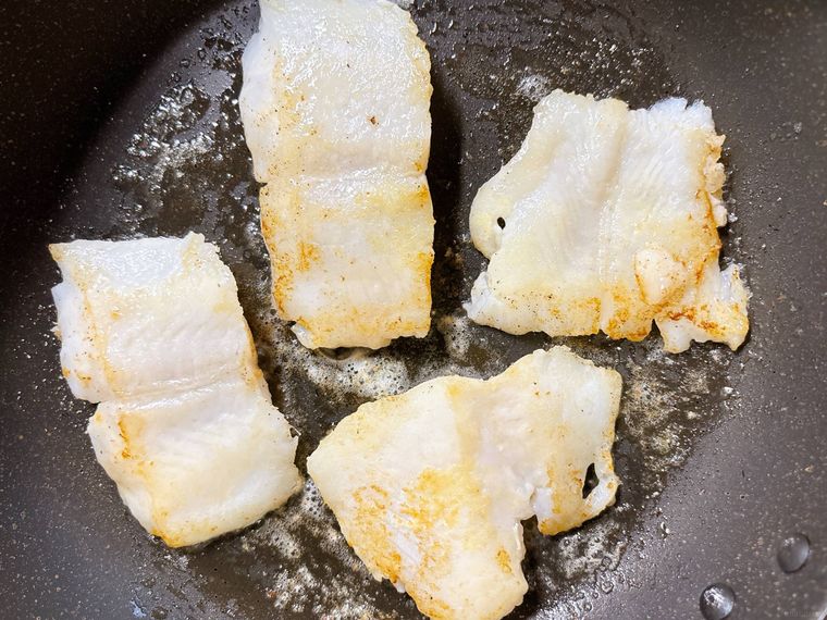 パンガシウスを焼く様子