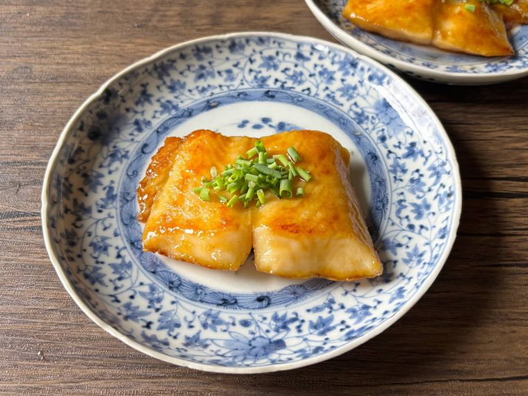 和皿に盛られたパンガシウスの照り焼き