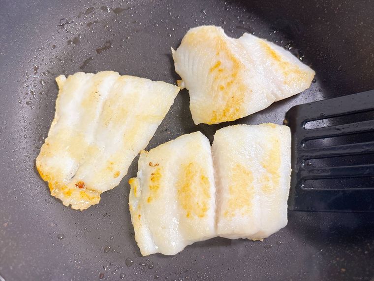 パンガシウスをしっかり焼く様子