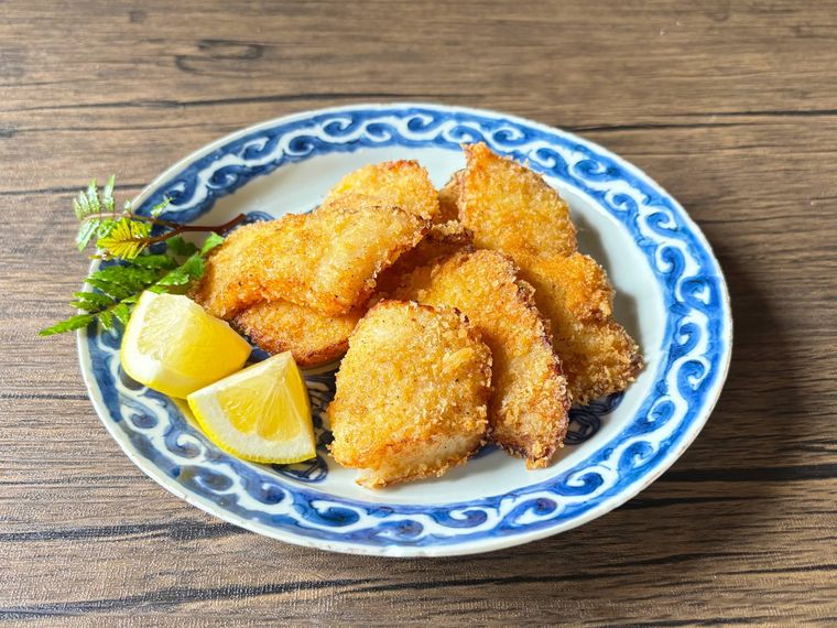 和皿に盛られたパンガシウスのフライ