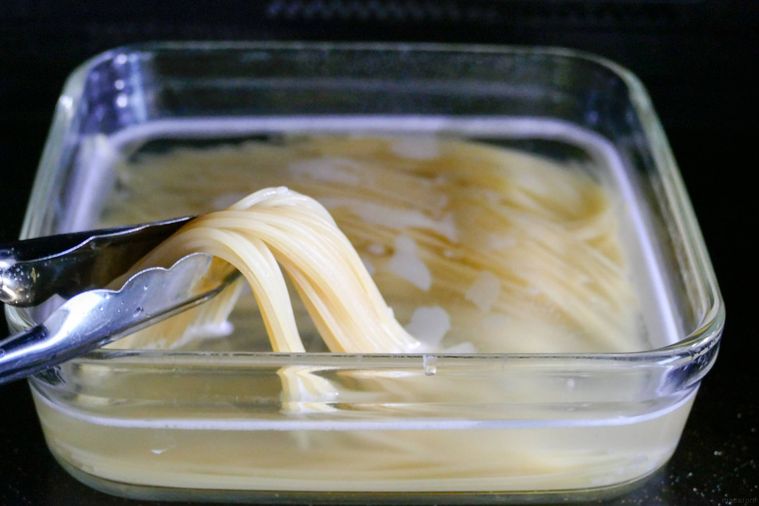 レンチンパスタをトングで持ち上げる様子
