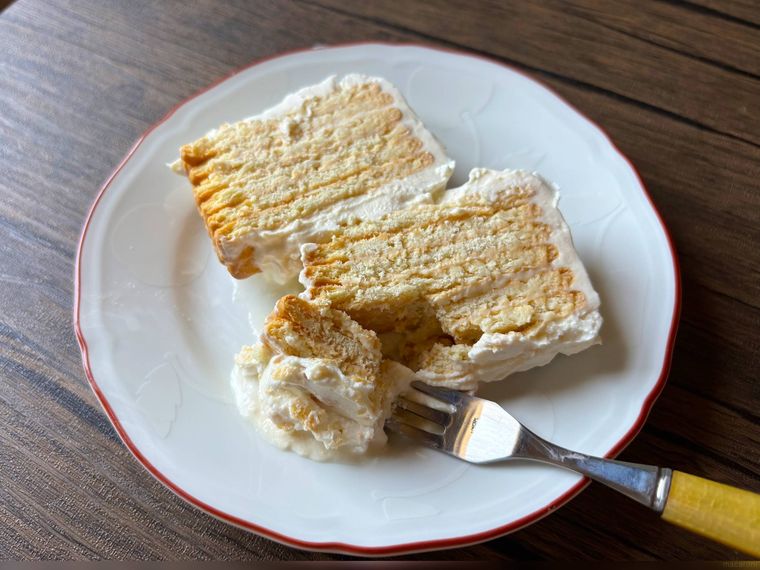 ココナッツサブレヨーグルトでチーズケーキを割った様子